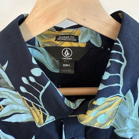 Volcom Solarizer Button Down Short Sleeve Shirt - Picture 6 of 7